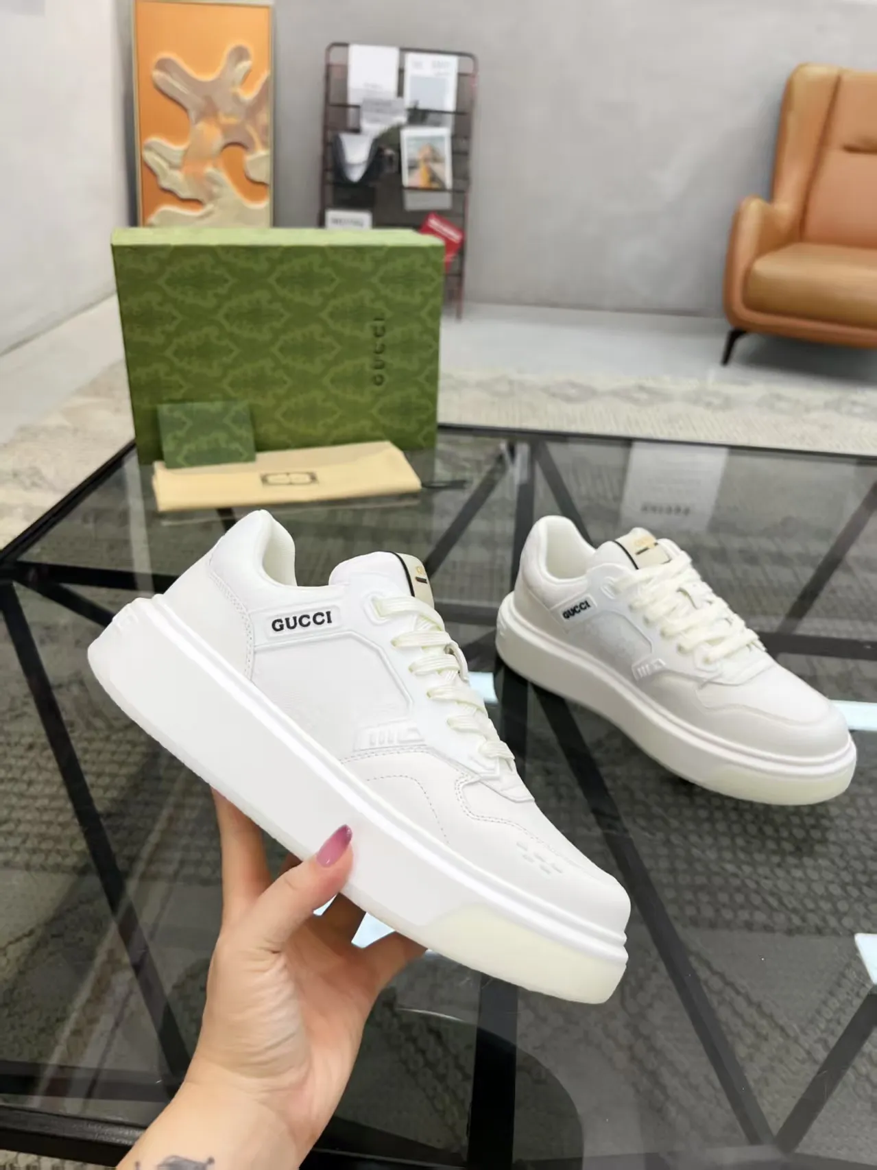 P440 new men's shoes GUCCI [Lightning] latest shoes are shipped. Original quality, fashionable, made of special materials, sheepskin lining, brand new packaging. The foot feels super comfortable and the workmanship is impeccable. Size: 38-45
